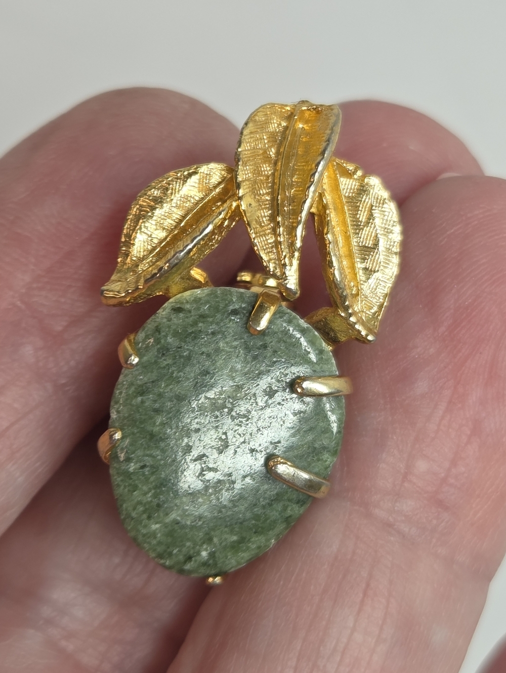 vintage BSK Gold tone Leaf Green jade Stone brooch pin small petite